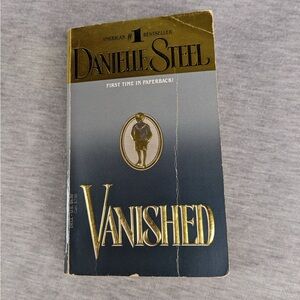 🍭 3/$10 Danielle Steel: Vanished (Paperback)